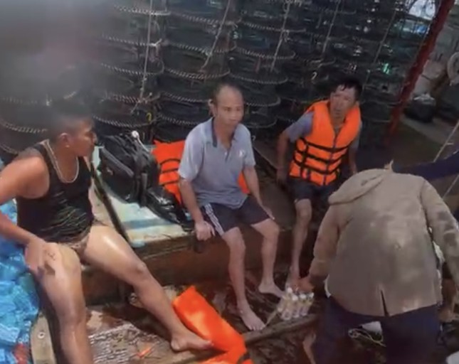 Ngư dân Quảng Bình vớt được 3 thuyền viên tàu Thành Công chìm ở biển Vũng Áng ảnh 1