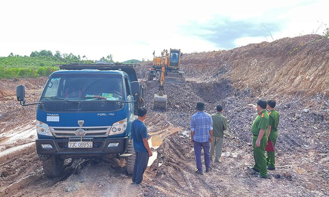Quảng Bình: Bắt quả tang khai thác, vận chuyển đất trái phép quy mô lớn ảnh 1