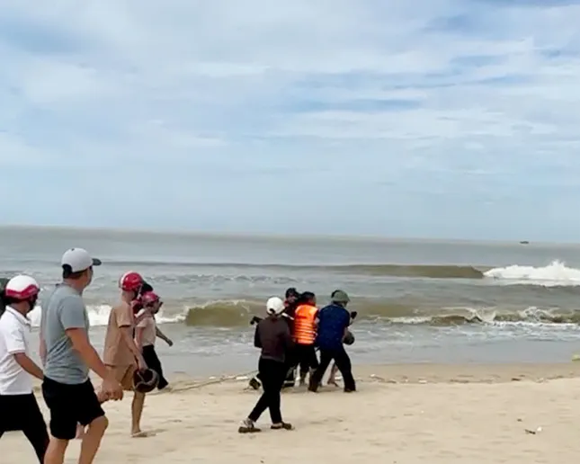 Quảng Bình: Hai vợ chồng mất tích trên sông Dinh, thi thể người chồng trôi dạt trên biển ảnh 1