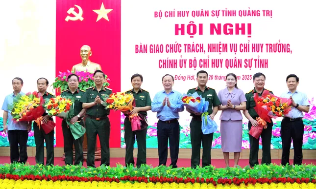 Bàn giao chức trách, nhiệm vụ Chỉ huy trưởng và Chính ủy Bộ Chỉ huy quân sự tỉnh Quảng Trị ảnh 2