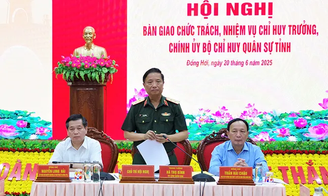 Bàn giao chức trách, nhiệm vụ Chỉ huy trưởng và Chính ủy Bộ Chỉ huy quân sự tỉnh Quảng Trị ảnh 1