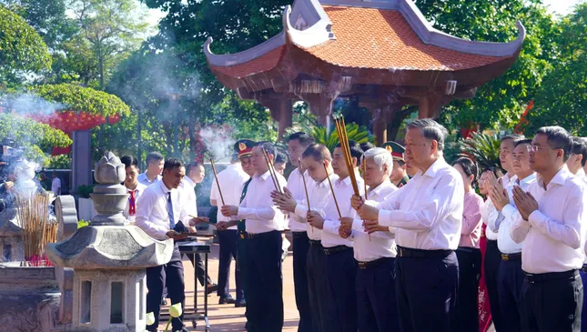 Tổng Bí thư Tô Lâm dâng hoa, dâng hương ở đền thờ Bác Hồ tại Quảng Bình ảnh 2