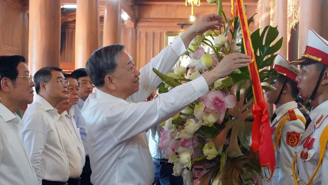 Tổng Bí thư Tô Lâm dâng hoa, dâng hương ở đền thờ Bác Hồ tại Quảng Bình ảnh 1