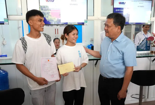 Đôi vợ chồng trẻ Bru Vân Kiều bất ngờ được Chủ tịch tỉnh trao giấy đăng ký kết hôn và tặng quà ảnh 2