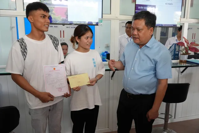 Đôi vợ chồng trẻ Bru Vân Kiều bất ngờ được Chủ tịch tỉnh trao giấy đăng ký kết hôn và tặng quà ảnh 1
