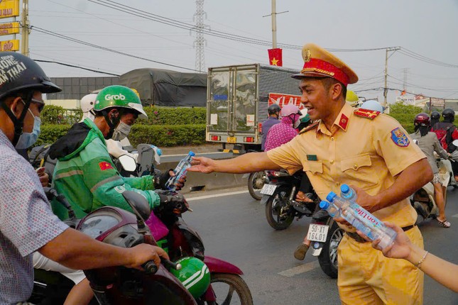 CSGT TPHCM đồng loạt ra quân đảm bảo trật tự an toàn giao thông ngày cận Tết ảnh 5