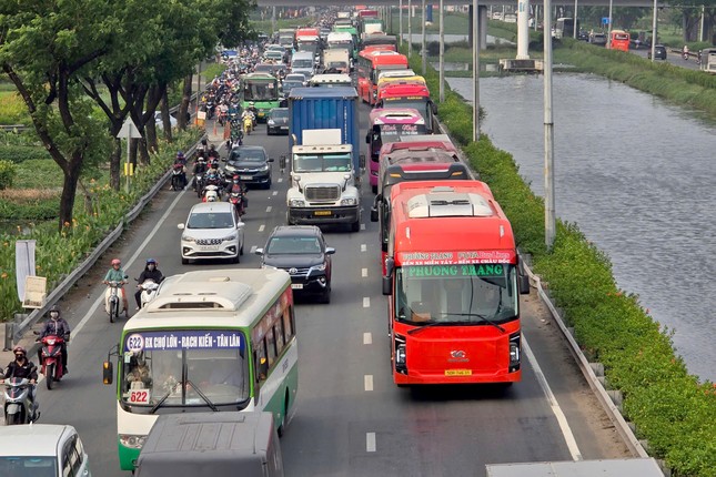 CSGT TPHCM đồng loạt ra quân đảm bảo trật tự an toàn giao thông ngày cận Tết ảnh 4