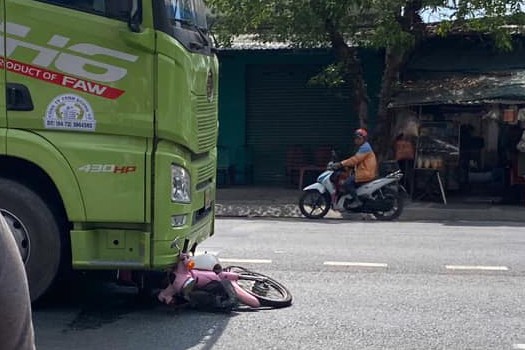 Nữ sinh tử vong dưới gầm xe container ảnh 1