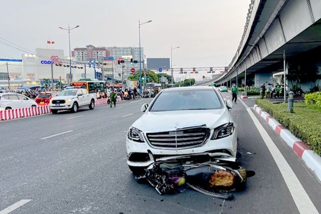 Vụ nữ tài xế Mercedes đâm 10 xe máy: Một nạn nhân tử vong ảnh 1