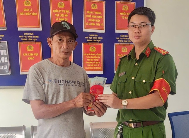 Nhặt được 22,5 triệu đồng, người bán bánh mì đứng chờ nhiều ngày để tìm chủ nhân ảnh 1