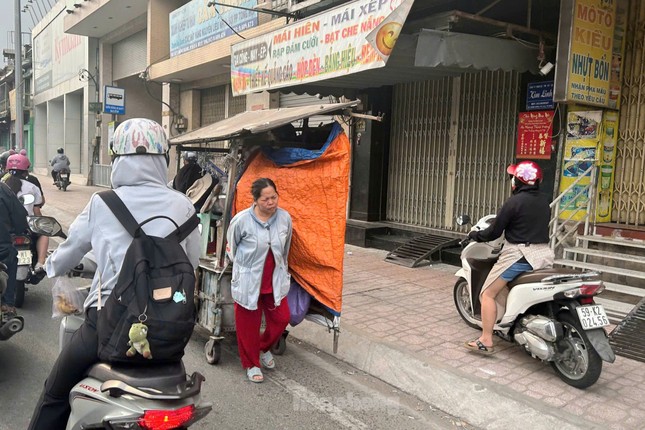TPHCM xử phạt hơn 1.000 người đi xe máy trên vỉa hè ảnh 1