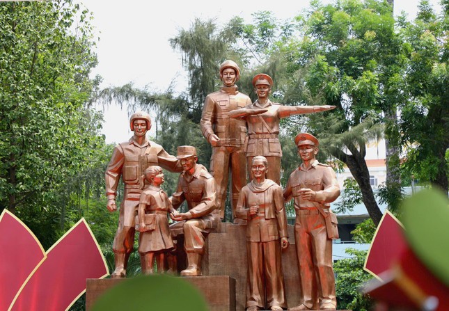 Tổng Bí thư Tô Lâm dự lễ khánh thành Tượng đài ‘Vì bình yên cuộc sống’ ở TPHCM ảnh 3