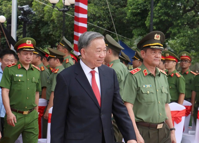 Tổng Bí thư Tô Lâm dự lễ khánh thành Tượng đài ‘Vì bình yên cuộc sống’ ở TPHCM ảnh 1
