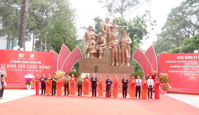 Tổng Bí thư Tô Lâm dự lễ khánh thành Tượng đài ‘Vì bình yên cuộc sống’ ở TPHCM ảnh 2