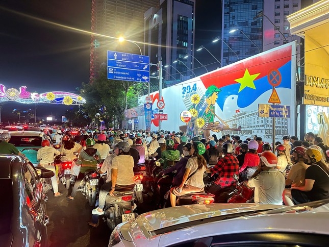 Nức lòng 'đại tiệc' pháo hoa mừng 50 năm thống nhất đất nước ảnh 40