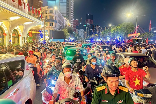 Nức lòng 'đại tiệc' pháo hoa mừng 50 năm thống nhất đất nước ảnh 39