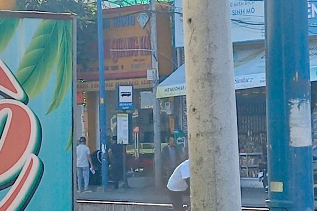 Đang truy xét 2 thanh niên cướp tiệm vàng ở TPHCM ảnh 1