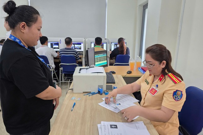 Công an TPHCM tổ chức kỳ thi sát hạch, cấp giấy phép lái xe đầu tiên ảnh 2