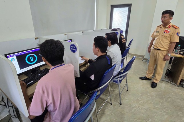 Công an TPHCM tổ chức kỳ thi sát hạch, cấp giấy phép lái xe đầu tiên ảnh 3