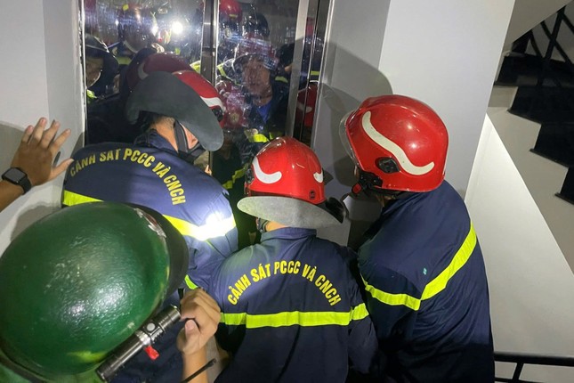 Cô gái bị mắc kẹt trong thang máy giữa đêm ở TPHCM ảnh 1