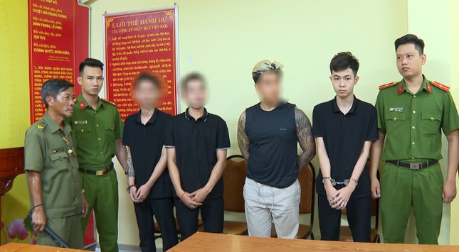 Bắt khẩn cấp đối tượng cầm chai bia đánh người nước ngoài ở phố đi bộ Bùi Viện ảnh 1