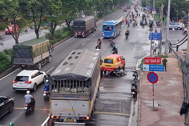 Ô tô tông liên hoàn 4 xe trước chợ đầu mối ở TPHCM, 2 người tử vong ảnh 1