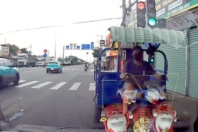 Đi ngược chiều còn &apos;đình công&apos; giữa đường, tài xế xe ba gác ở TPHCM bị phạt hơn 33 triệu đồng ảnh 2