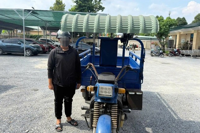 Đi ngược chiều còn &apos;đình công&apos; giữa đường, tài xế xe ba gác ở TPHCM bị phạt hơn 33 triệu đồng ảnh 1