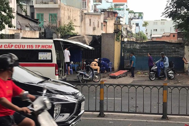 Cây bồ đề cao hơn 10 mét bật gốc, một người bị thương ảnh 3
