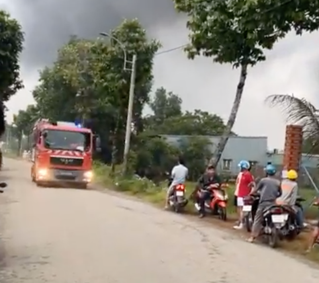 Khói lửa bao trùm kho phế liệu ở TPHCM ảnh 2