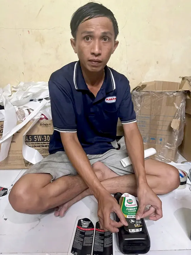Phá đường dây sản xuất, mua bán dầu nhớt giả quy mô lớn ở TPHCM ảnh 1