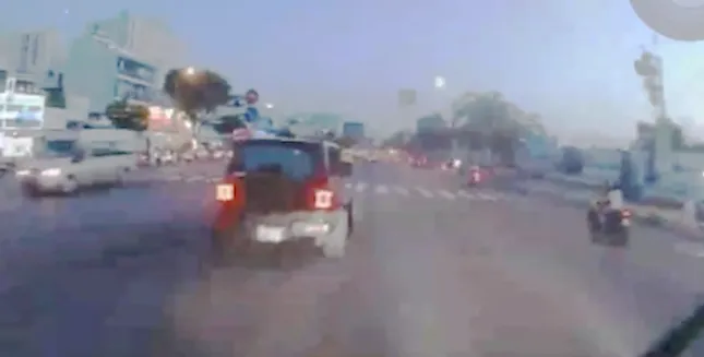 [Clip] Camera hành trình ghi lại cảnh xe Jeep đâm loạt xe máy, tông 2 mẹ con tử vong ảnh 1