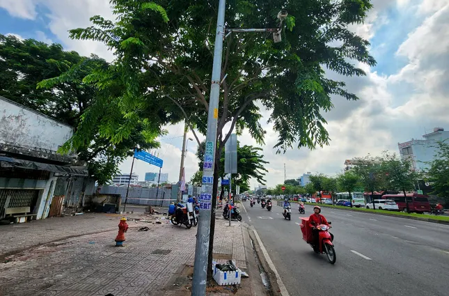Vụ ô tô tông loạt xe máy khiến 2 mẹ con tử vong: Tài xế ra công an trình diện ảnh 3