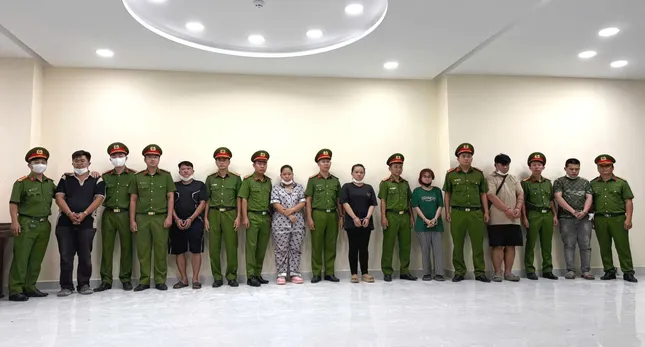 Phá đường dây sản xuất, buôn bán nước hoa giả quy mô lớn ở TPHCM ảnh 1