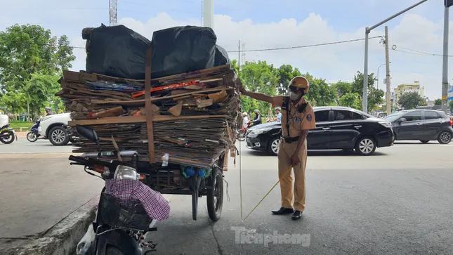 Xử phạt nhiều người chạy xe máy chở cồng kềnh ở TPHCM ảnh 2