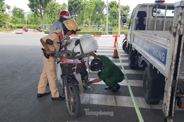 Xử phạt nhiều người chạy xe máy chở cồng kềnh ở TPHCM ảnh 4