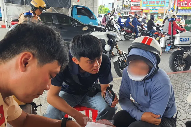 Xử phạt nhiều người chạy xe máy chở cồng kềnh ở TPHCM ảnh 1