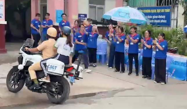 Nữ sinh quên căn cước được CSGT chở đến điểm thi ảnh 1