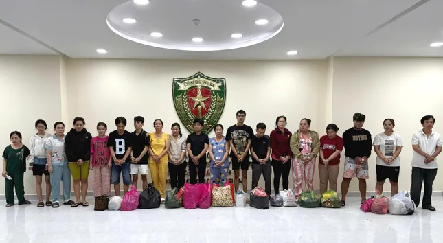 Phá đường dây sản xuất gần 70.000 chai dầu gió giả ở TPHCM ảnh 1