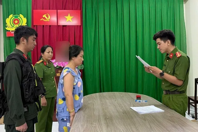 Phá đường dây sản xuất gần 70.000 chai dầu gió giả ở TPHCM ảnh 4
