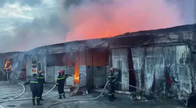 &apos;Biển lửa&apos; bao trùm 2 công ty: Huy động 29 xe chữa cháy cùng gần 200 người cứu hỏa ảnh 3
