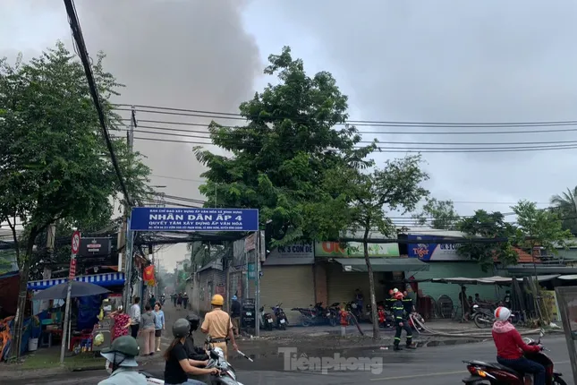 &apos;Biển lửa&apos; bao trùm 2 công ty: Huy động 29 xe chữa cháy cùng gần 200 người cứu hỏa ảnh 5