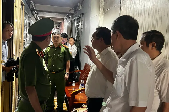 Chủ tịch TPHCM Nguyễn Văn Được xuống hiện trường vụ cháy 8 người chết ảnh 1