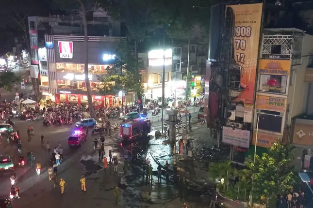 Lửa bao trùm cửa hàng ăn uống ở trung tâm TPHCM ảnh 3