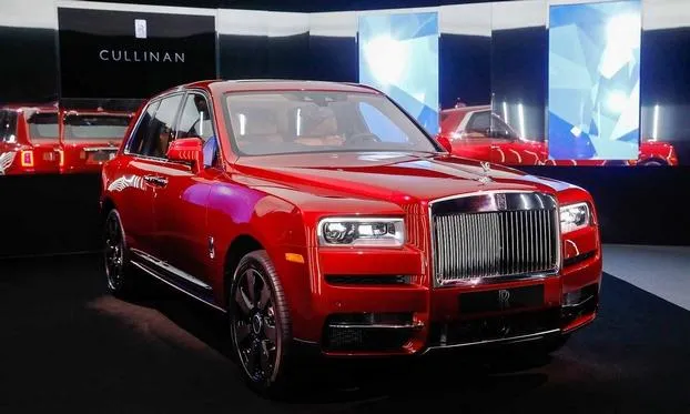 SUV đầu tiên của Rolls-Royce có giá bán từ 41,3 tỷ ở Việt Nam ảnh 1