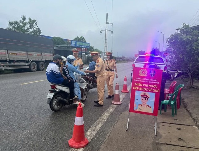 Cảnh sát giao thông Cao Bằng phát nước, đồ ăn, xăng miễn phí cho người dân ảnh 2