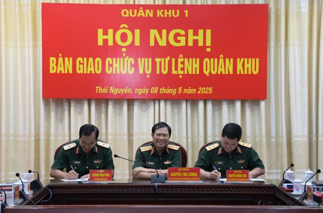 Bàn giao chức vụ Tư lệnh Quân khu 1 ảnh 1
