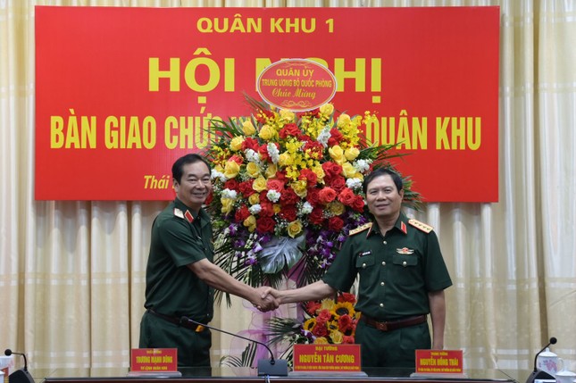 Bàn giao chức vụ Tư lệnh Quân khu 1 ảnh 2