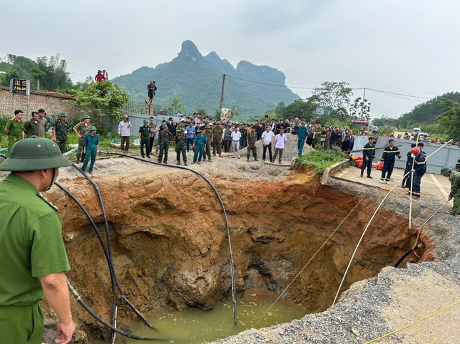Bơm nước tìm người và xe rơi xuống &apos;hố tử thần&apos; ở Bắc Kạn ảnh 1