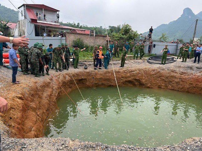 Bơm nước tìm người và xe rơi xuống &apos;hố tử thần&apos; ở Bắc Kạn ảnh 2